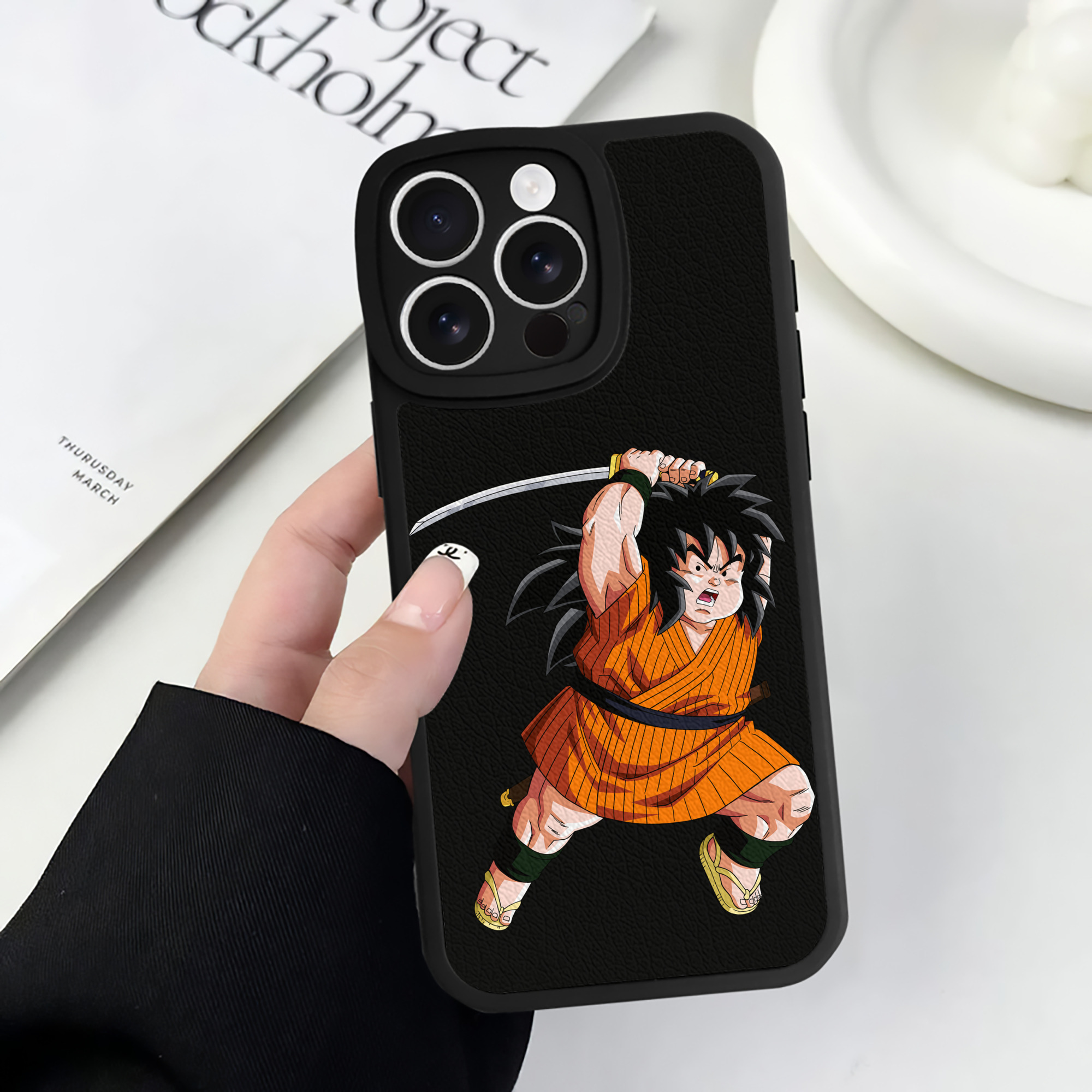 （画像用） ドラゴンボール やじろべえ DRAGON BALL Yajirobe 【iPhone 16シリーズ対応】シリコンスマホケース（レザー調） 材質：シリコン